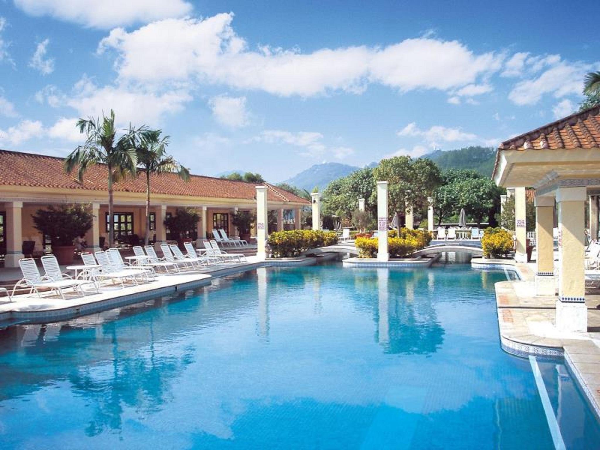 Grand Coloane Resort Macau Exterior foto The pool at Sandals Royal Plantation