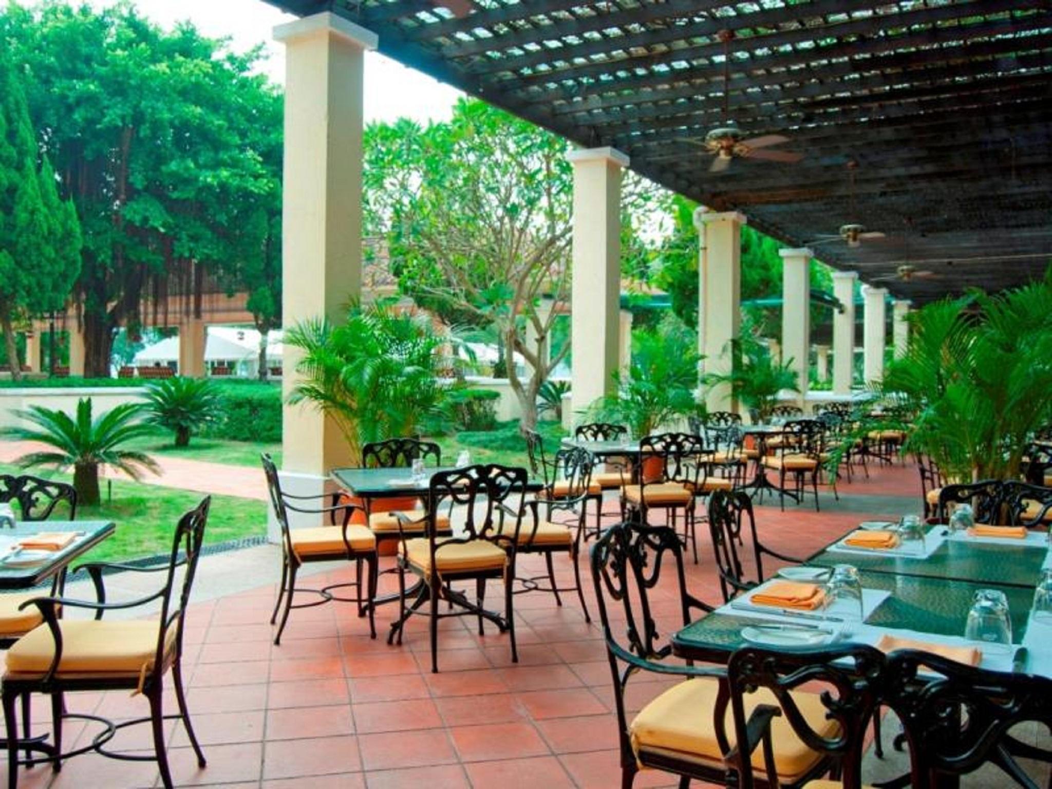 Grand Coloane Resort Macau Exterior foto The restaurant at the hotel