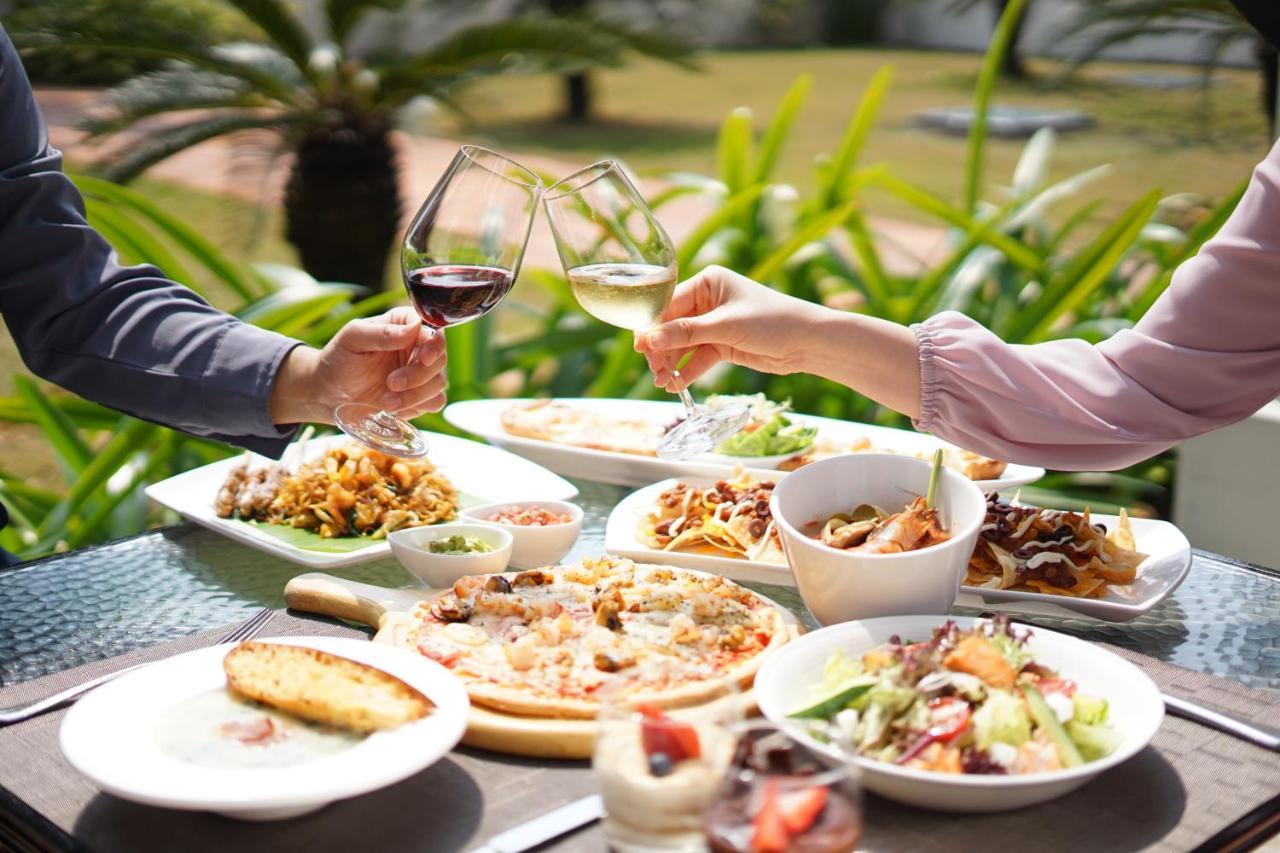 Grand Coloane Resort Macau Exterior foto A meal at the restaurant