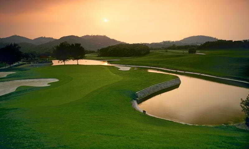 Grand Coloane Resort Macau Exterior foto Golf course at the Four Seasons Resort